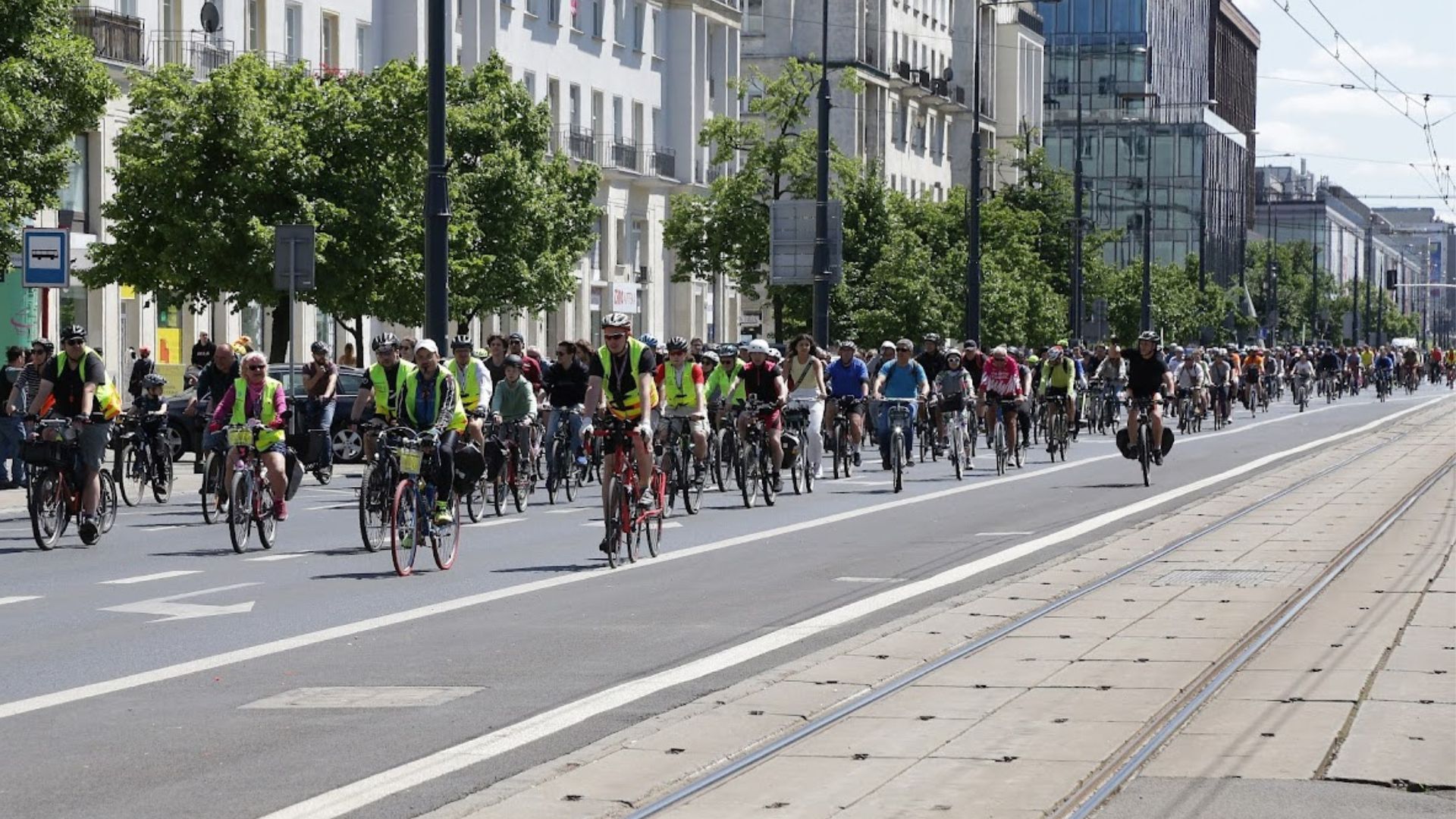 Parada rowerowa jadąca przez Warszawę.